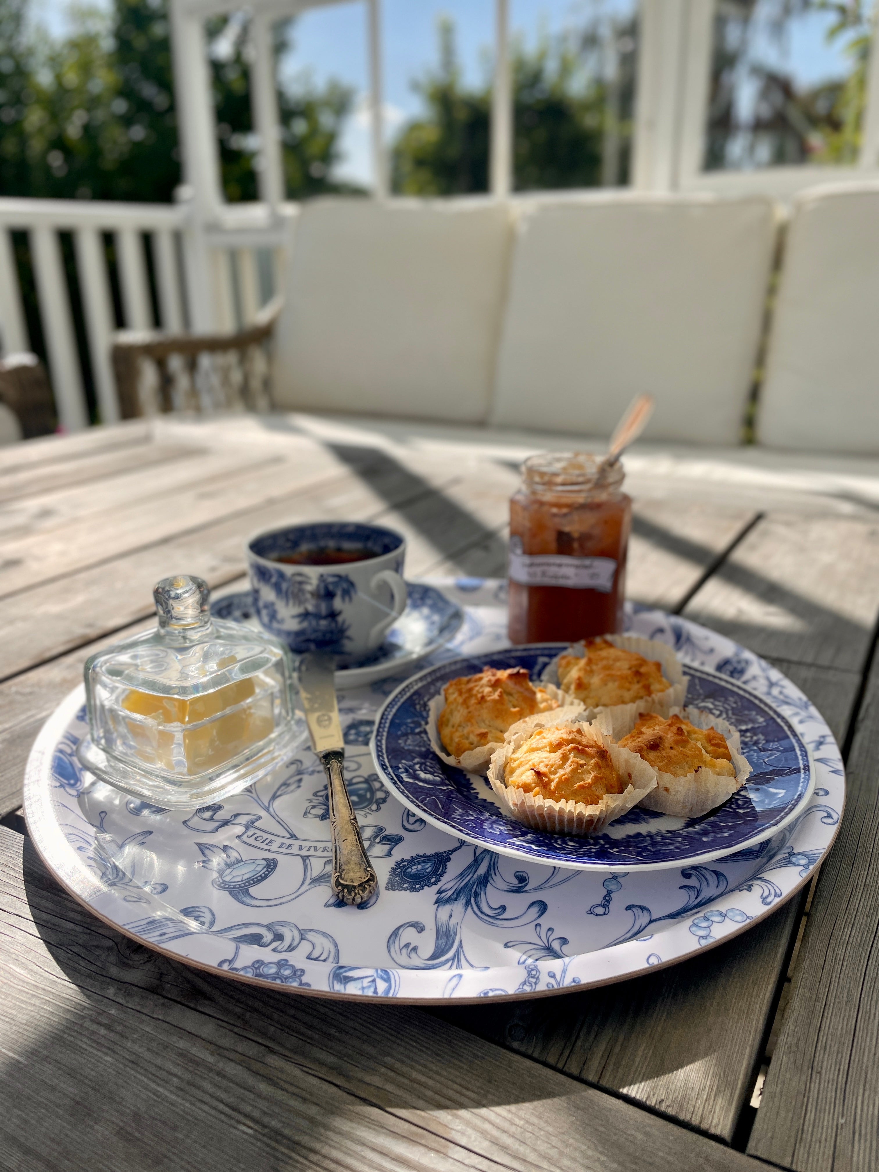 Stor, rund bricka med Joie De Vivre blåvit - Livsglädje!